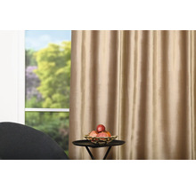 Atmosferă decorativă de locuit cu perdea, masă și bol cu fructe