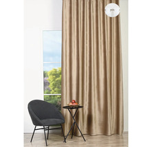 Scenă de cameră cu perdea, scaun și măsuță laterală