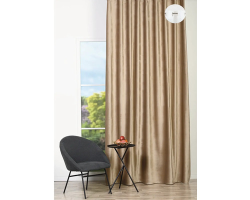 Scenă de cameră cu perdea, scaun și măsuță laterală