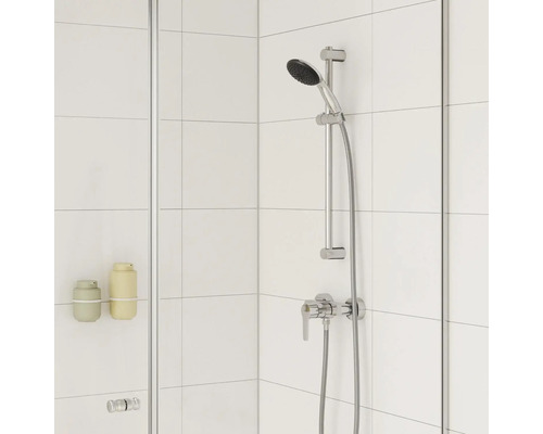 Baie cu baterie de duș și dispenser pentru gel de duș