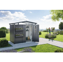 Șopron de grădină deschis în grădină cu rafturi, jardiniere și unelte de grădinărit