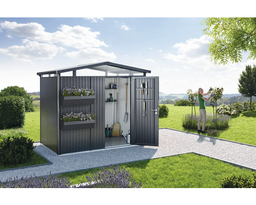 Șopron de grădină deschis în grădină cu rafturi, jardiniere și unelte de grădinărit