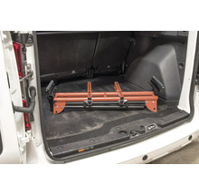 Protecție margine de încărcare pliată în portbagajul unei mașini