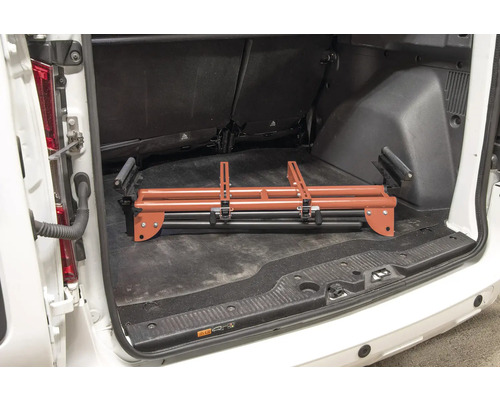 Protecție margine de încărcare pliată în portbagajul unei mașini