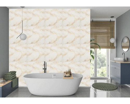 Baie cu cadă, lavoar, oglindă și panouri de perete cu design de marmură.