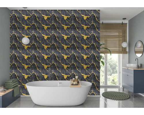 Baie cu cadă și plăci de perete cu aspect de marmură