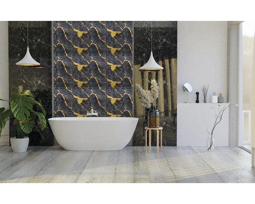 Baie luminoasă cu cadă freestanding, gresie neagră cu model de marmură aurie și plante