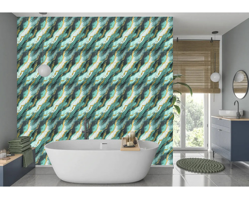 Baie modernă cu cadă în fața unui perete cu model