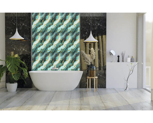 Baie modernă cu cadă independentă, faianță cu model și iluminare indirectă pentru o atmosferă luminoasă.