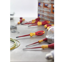 Mai multe șurubelnițe Wiha pe un banc de lucru