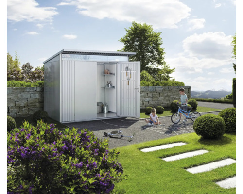 Scenă de grădină cu magazie de scule, copii jucându-se și accesorii de grădină