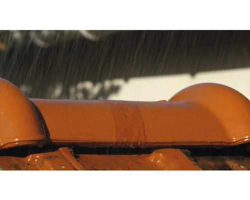 Ploaie pe un acoperiș din țiglă