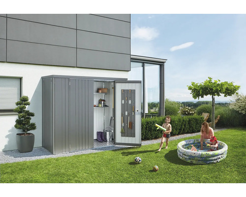 Dulap depozitare grădină pentru unelte Biohort 230 metal 227x83 cm argintiu metalizat Magazie metalică pentru unelte cu ușa deschisă, unelte și rafturi într-o grădină cu copii care se joacă