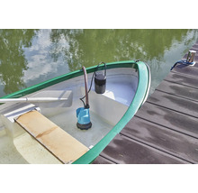 O pompă de apă murdară Gardena cu acumulator se află în interiorul unei bărci.