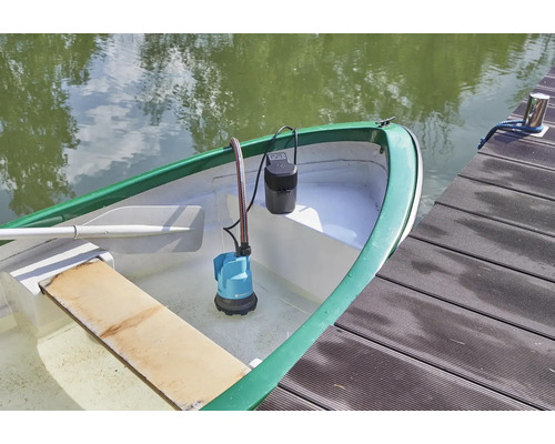 O pompă de apă murdară Gardena cu acumulator se află în interiorul unei bărci.
