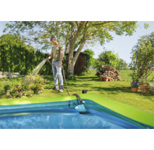 Scenă cu un bărbat umplând o piscină cu un furtun de grădină.