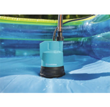 Pompă submersibilă pentru apă murdară GARDENA în piscină cu furtun de apă