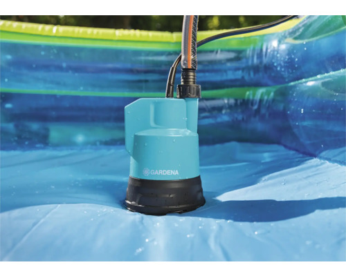 Pompă submersibilă pentru apă murdară GARDENA în piscină cu furtun de apă