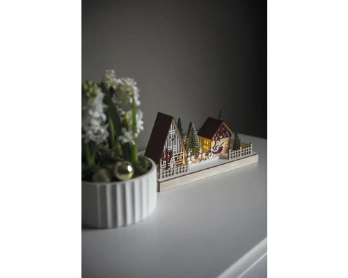 Peisaj decorativ de Crăciun din lemn, cu case și Moș Crăciun