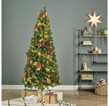 Brad împodobit cu cadouri în camera de zi