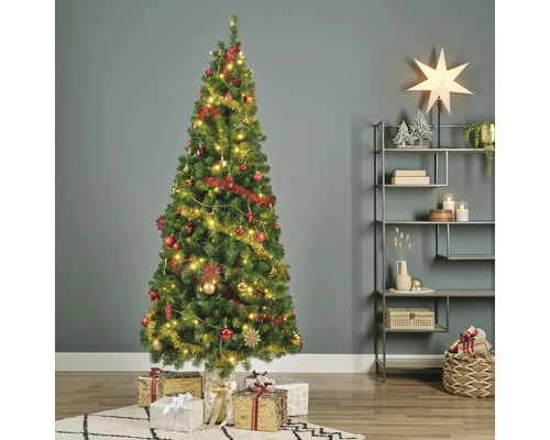 Brad împodobit cu cadouri în camera de zi