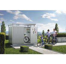 Familie cu biciclete în fața unui garaj metalic pentru biciclete în grădină