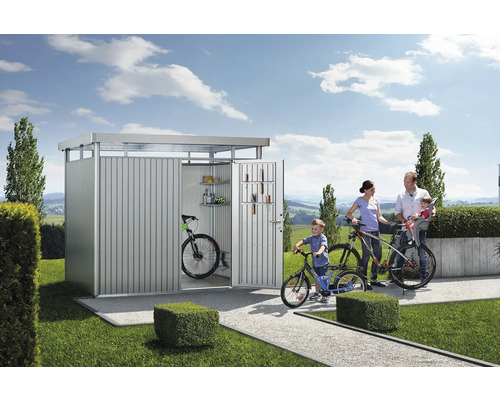 Familie cu biciclete în fața unui garaj metalic pentru biciclete în grădină