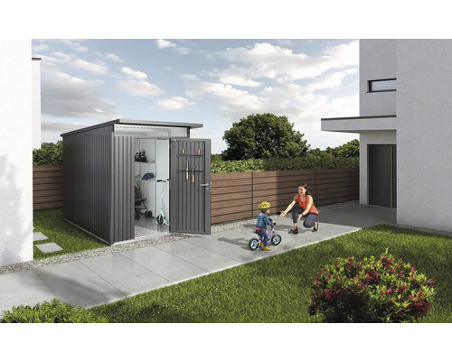 Șopron modern de grădină în grădină cu uși deschise și familie jucându-se.