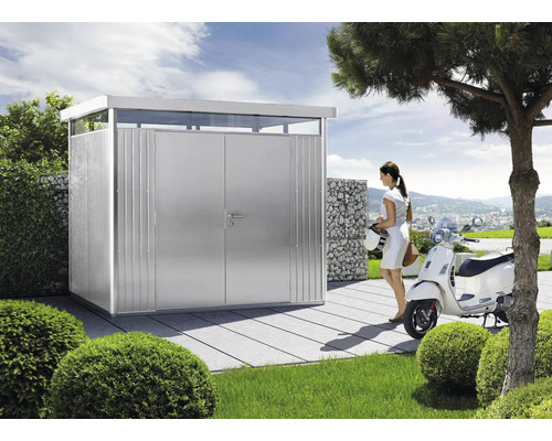 Magazie metalică de grădină cu femeie și scuter în grădină