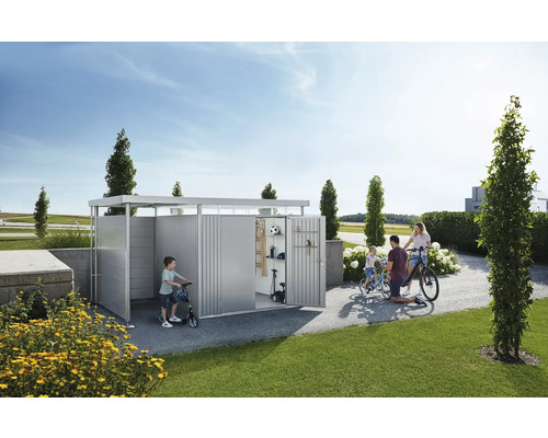 Familie în fața unei magazii de scule metalice cu biciclete și jucării