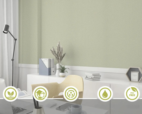 Scenă cu tapet vlies într-un birou și etichetele ecologice asociate.