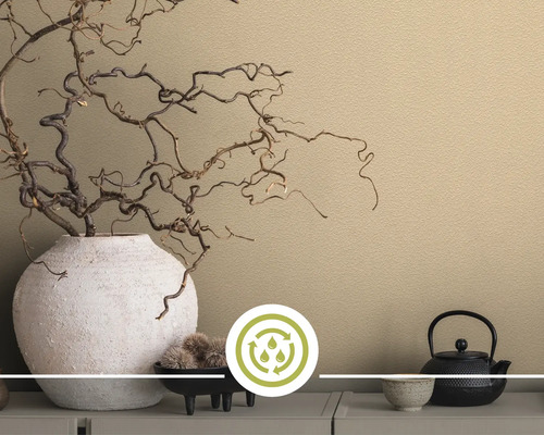 Design de perete texturat, vază cu crengi și set de ceai