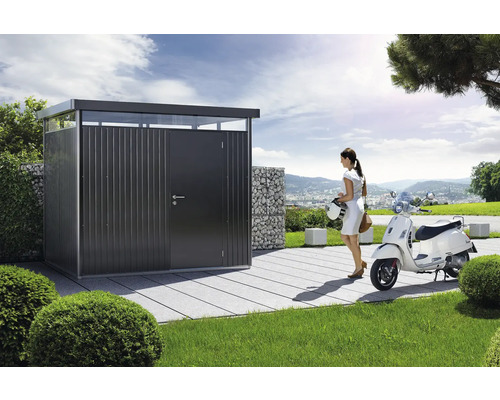 Magazie metalică cu femeie și scuter în grădină