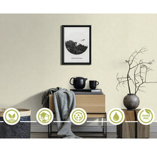 Design deschis al peretelui într-un spațiu de locuit cu mobilier și obiecte decorative, precum și simboluri pentru protecția mediului și durabilitate.
