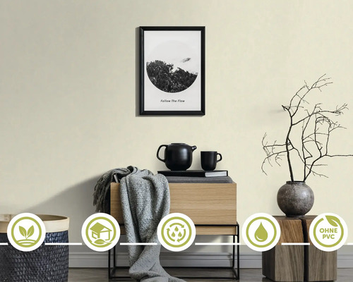 Design deschis al peretelui într-un spațiu de locuit cu mobilier și obiecte decorative, precum și simboluri pentru protecția mediului și durabilitate.