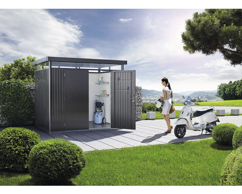 Dulap modern pentru scule din metal cu rafturi, curățător cu presiune și o femeie cu scuter în grădină.