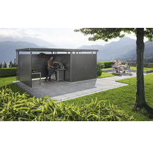 Salon modern de grădină cu zonă de grătar și zonă de relaxare pe o terasă pavată