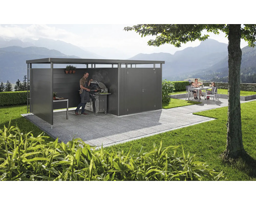 Salon modern de grădină cu zonă de grătar și zonă de relaxare pe o terasă pavată