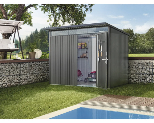 Scenă de grădină cu magazie de scule, gazon și piscină