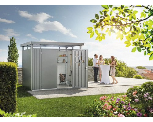 Dulap de grădină din metal cu uși deschise și oameni sărbătorind în grădină