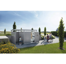 Familie în fața unui garaj de biciclete în grădină cu biciclete și trotinete