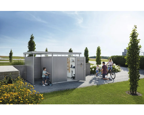 Familie în fața unui spațiu de depozitare pentru unelte cu biciclete și jucării în grădină