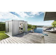 Cabină modernă de grădină cu ușa deschisă lângă piscină și terasă