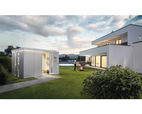 Scenă de grădină cu depozit de scule, familie și casă rezidențială modernă