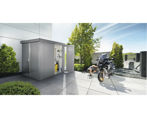 Magazie metalică de scule cu ușa deschisă și motocicletă pe o terasă