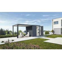 Scenă cu o casă de grădină modernă cu pergolă, mobilier de grădină și o grădină verde