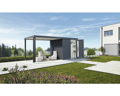 Scenă cu o casă de grădină modernă cu pergolă, mobilier de grădină și o grădină verde