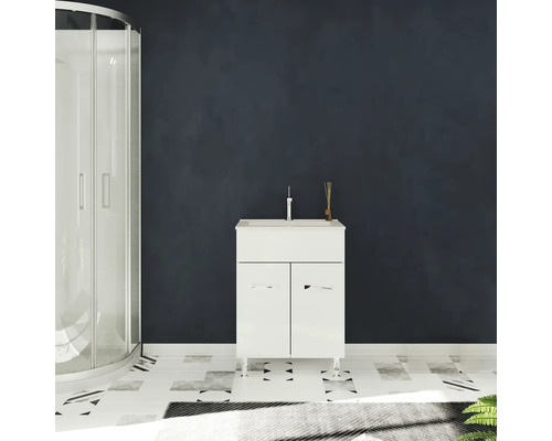 Imagine de baie cu duș și dulap de chiuvetă