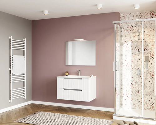 Baie modernă cu chiuvetă, oglindă, calorifer portprosop și cabină de duș