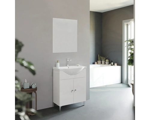 Baie cu lavoar alb, oglindă și chiuvetă